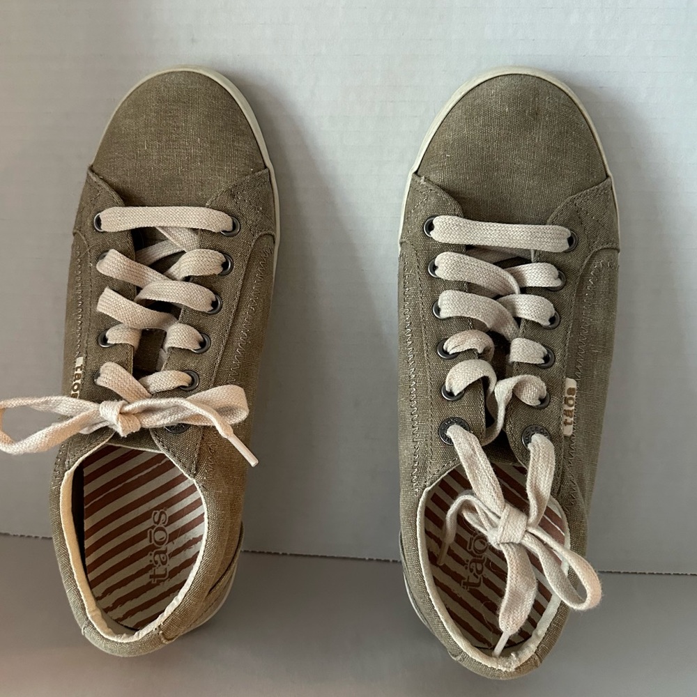 Taos Tan Canvas lace up with arch support. Size 9